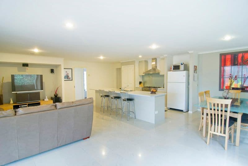 16 Pevensey Drive, NARRE WARREN SOUTH VIC 3805, Narre Warren South - Thumbnail 2