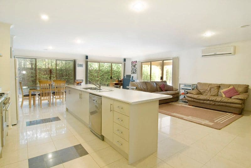 16 Pevensey Drive, NARRE WARREN SOUTH VIC 3805, Narre Warren South - Thumbnail 4