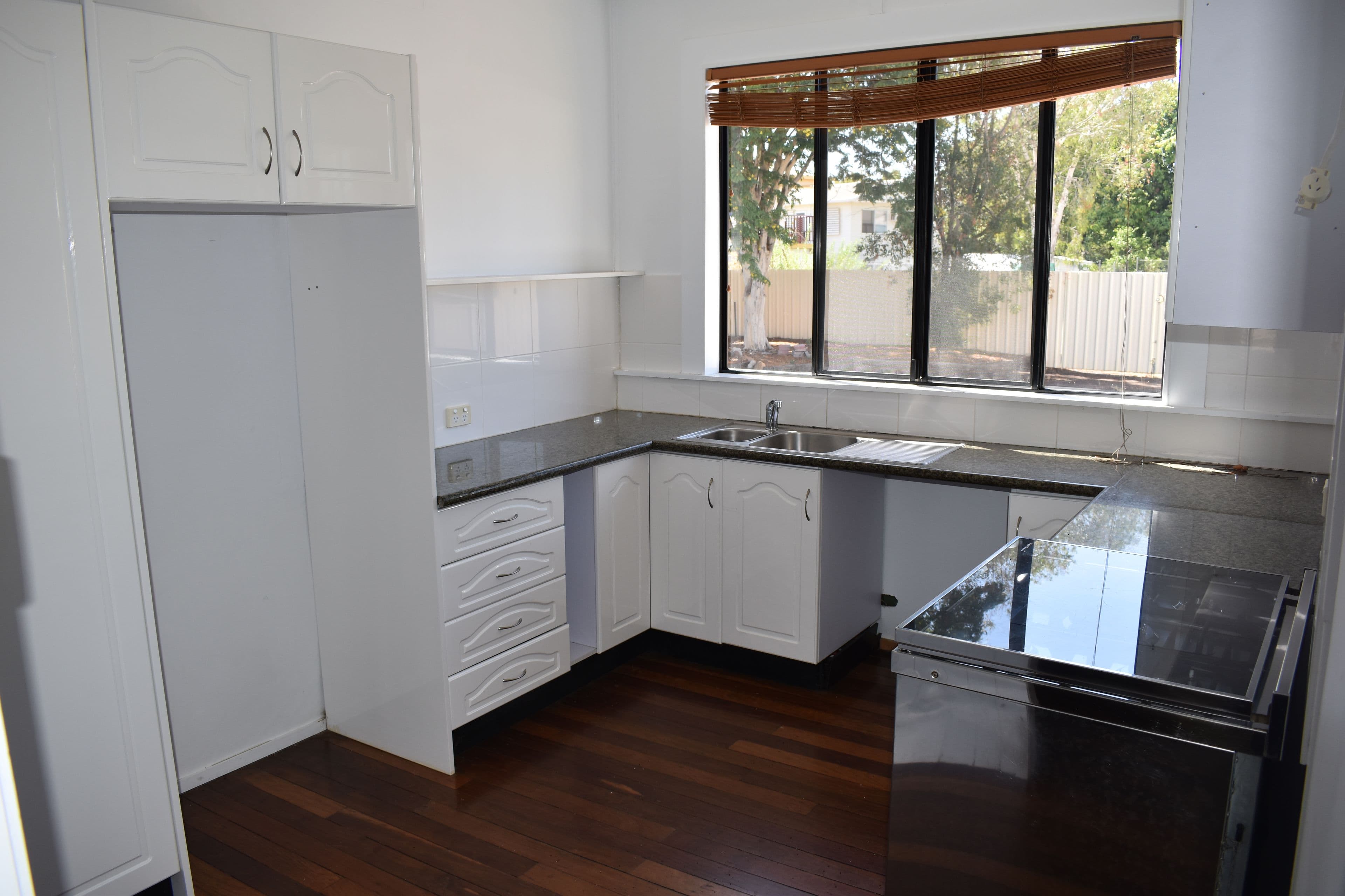 12 Brooks Street, Emerald QLD 4720, Emerald - Thumbnail 2