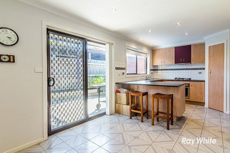 11 Hoysted Avenue, Cranbourne North VIC 3977, Cranbourne North - Thumbnail 3