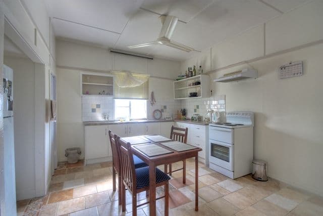 8 Lindsay Street, BUNDAMBA QLD 4304, Bundamba - Thumbnail 4