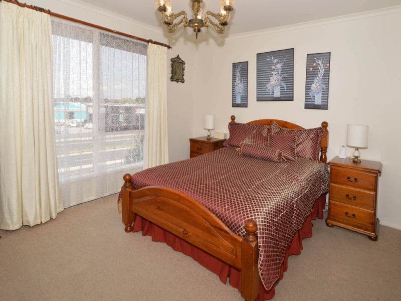 30 Vineyard Road, SUNBURY VIC 3429, Sunbury - Thumbnail 4