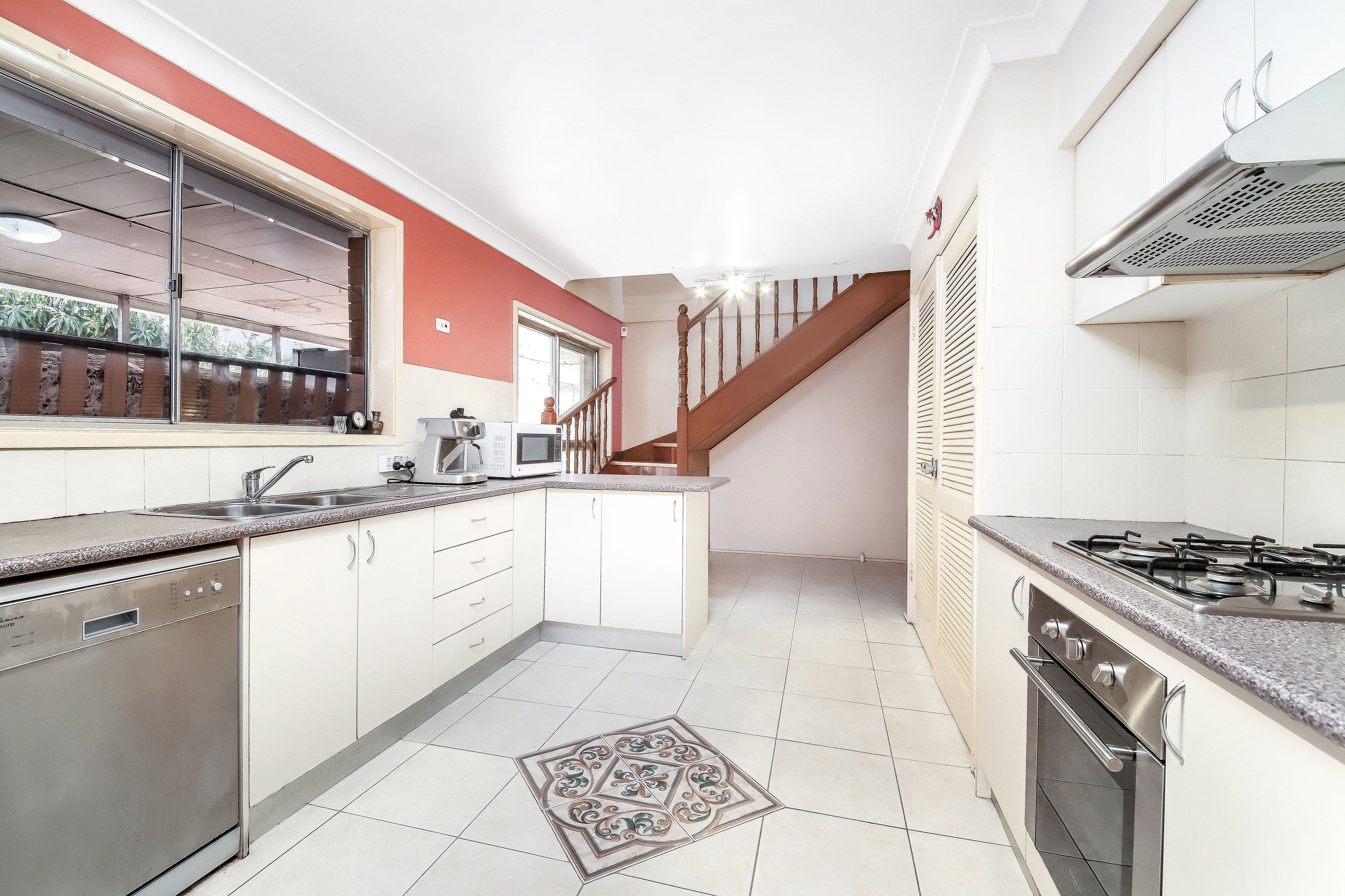 9 Lurnea Avenue, Georges Hall - Thumbnail 3