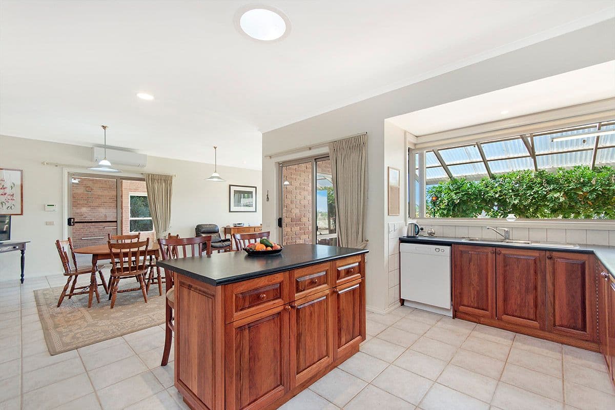 135 Robsons Road, Hamilton VIC 3300, Hamilton - Thumbnail 3