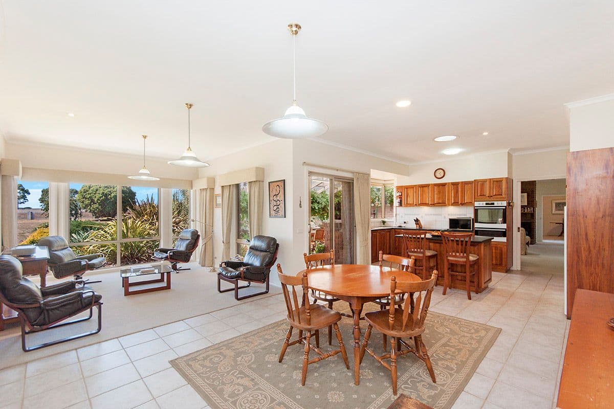 135 Robsons Road, Hamilton VIC 3300, Hamilton - Thumbnail 4