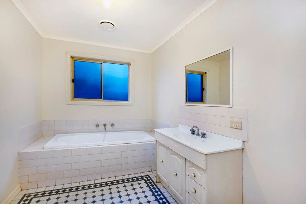 4 Sutton Street, Reservoir VIC 3073, Reservoir - Thumbnail 8