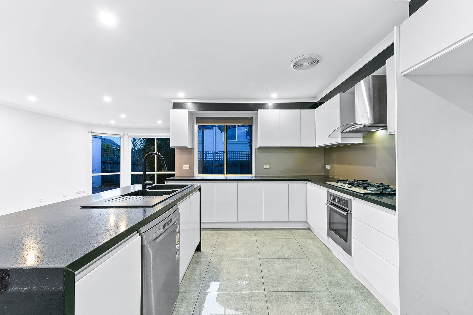 6 Mittagong Court, Berwick VIC 3806, Berwick - Thumbnail 7