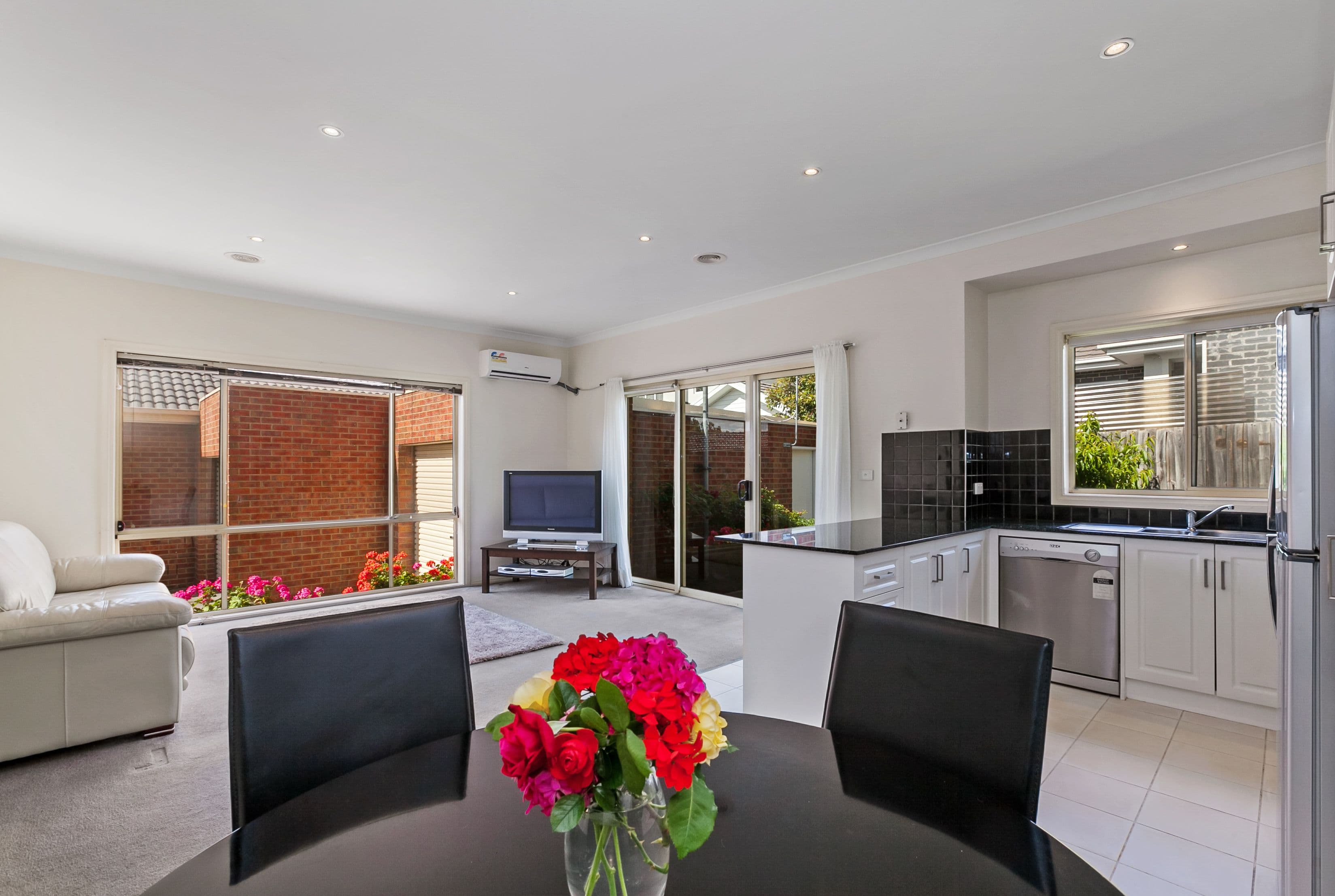 25 Ebony Parade, Heidelberg West VIC 3081, Heidelberg West - Thumbnail 2