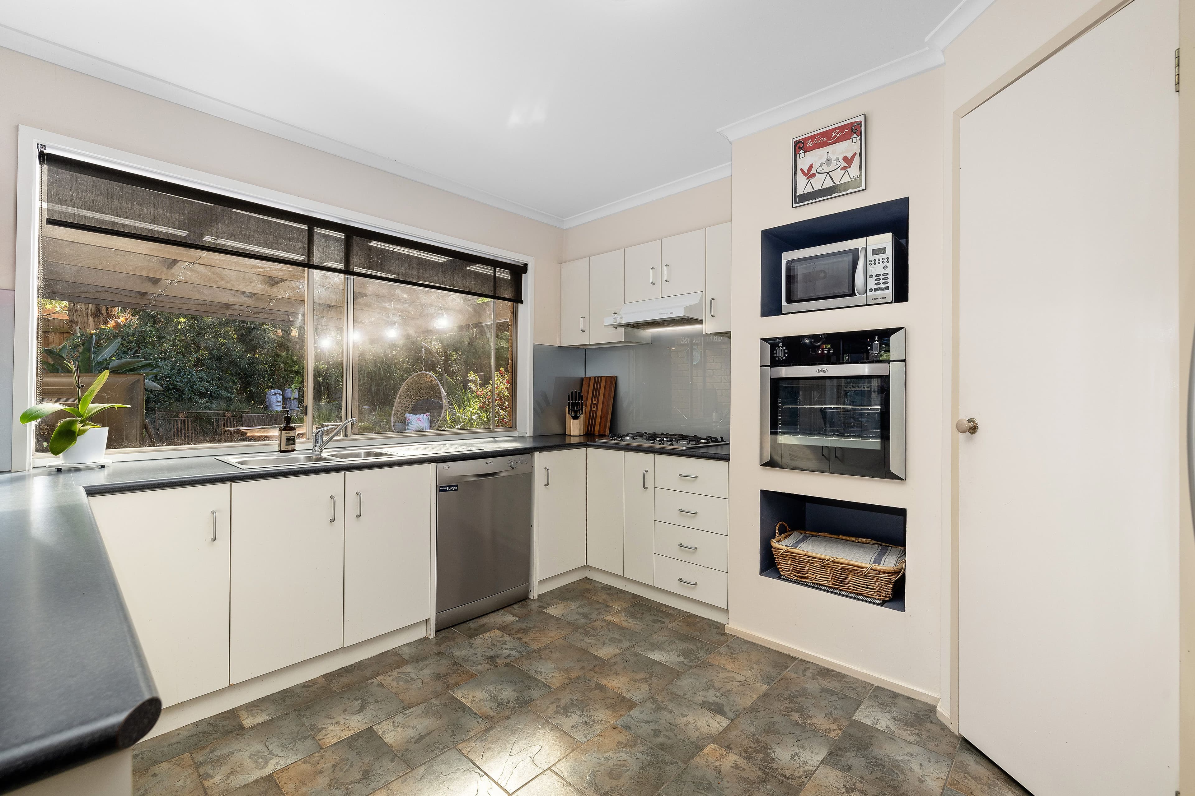 8 Ravenscourt Close, Rowville VIC 3178, Rowville - Thumbnail 4