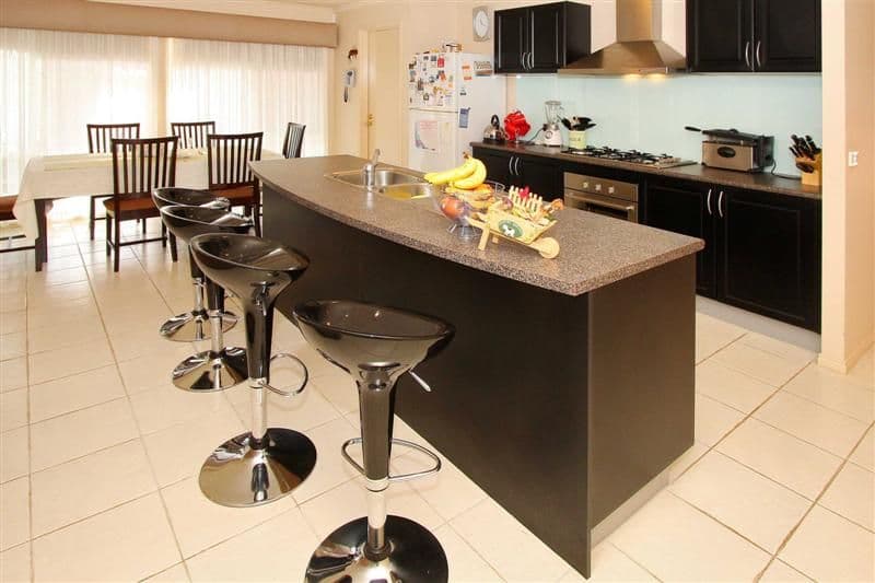 2 Manly Court, TAYLORS HILL VIC 3037, Taylors Hill - Thumbnail 3