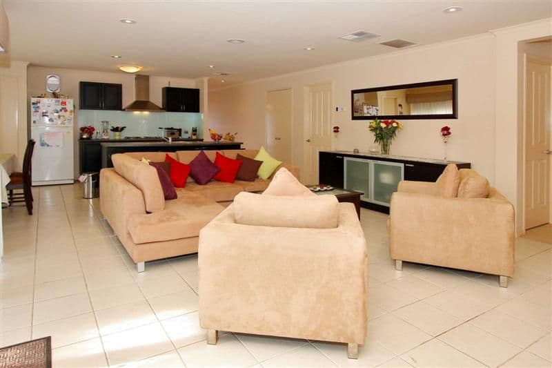 2 Manly Court, TAYLORS HILL VIC 3037, Taylors Hill - Thumbnail 4