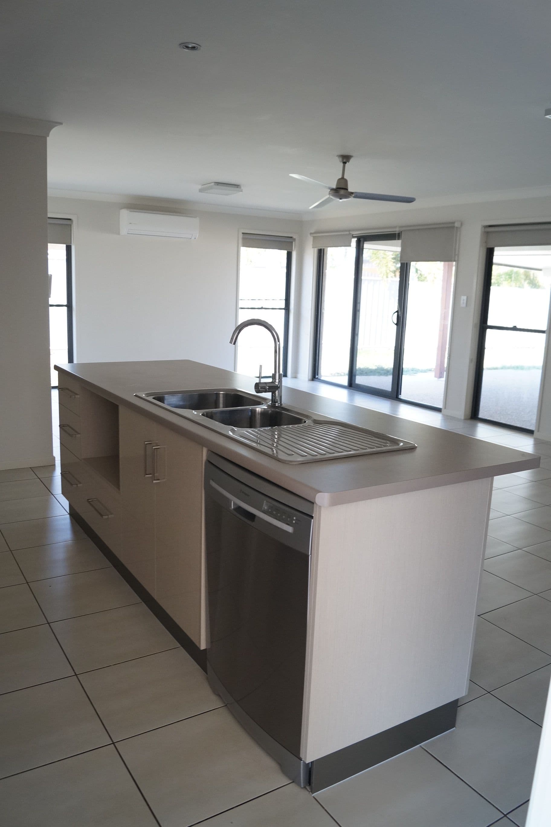 8 Newman Drive, Emerald QLD 4720, Emerald - Thumbnail 2
