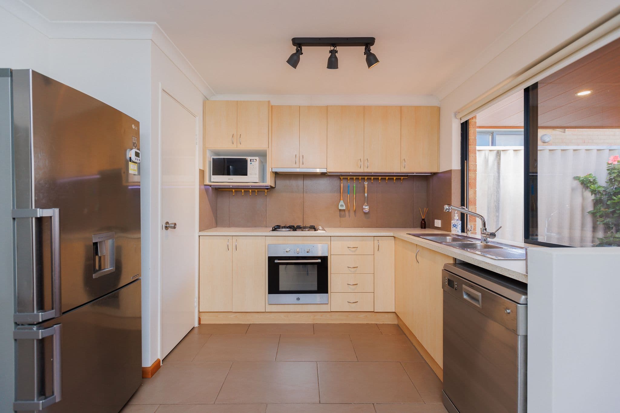 18-20 The Crescent, Redcliffe WA 6104, Redcliffe - Thumbnail 2