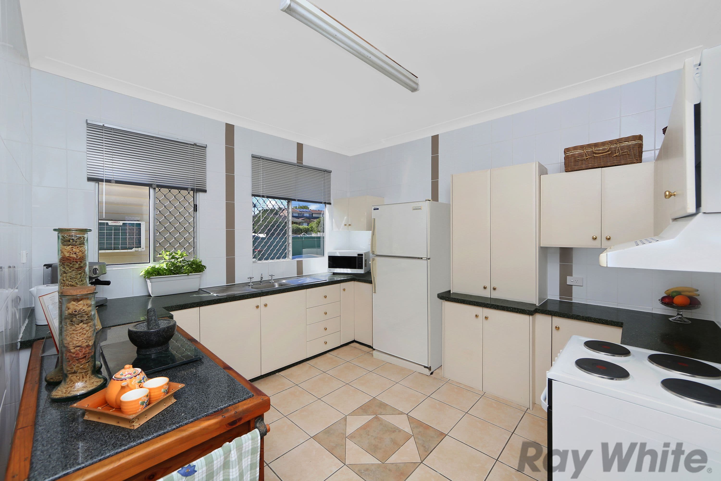5 Lakeview Avenue, Gorokan - Thumbnail 3