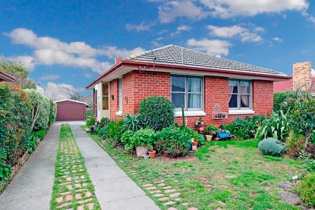 6 Gisborne Crescent, RESERVOIR VIC 3073, Reservoir - Thumbnail 2