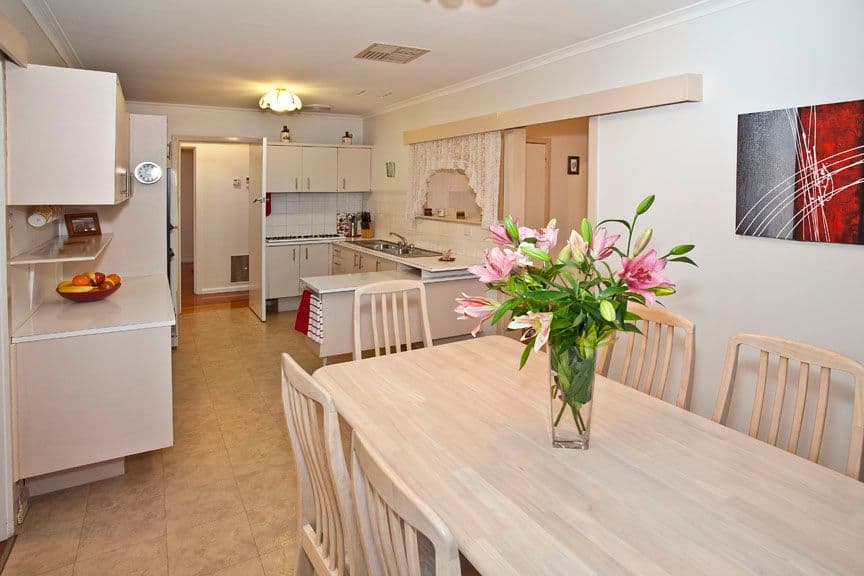 13 Johnson Drive, GLEN WAVERLEY VIC 3150, Glen Waverley - Thumbnail 2