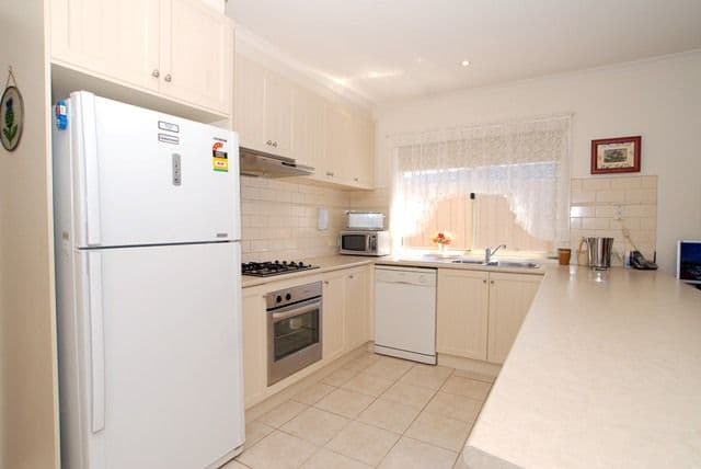 7 Anglia Court, WERRIBEE VIC 3030, Werribee - Thumbnail 2