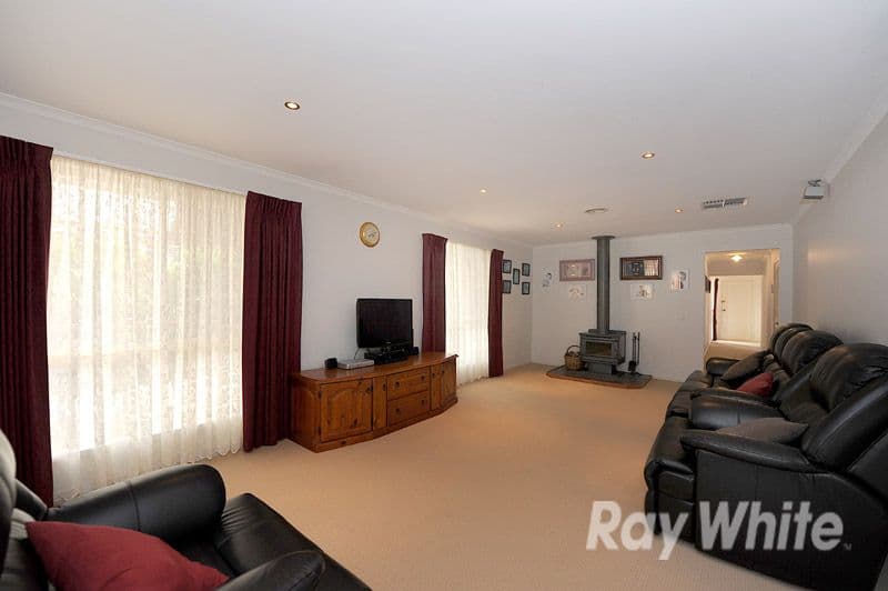 8 Gilbert Place, BERWICK VIC 3806, Berwick - Thumbnail 3