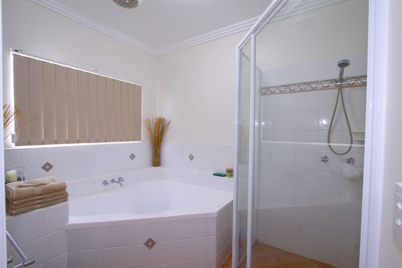 24 Lakeview Drive, BUNDABERG NORTH QLD 4670, Bundaberg North - Thumbnail 5
