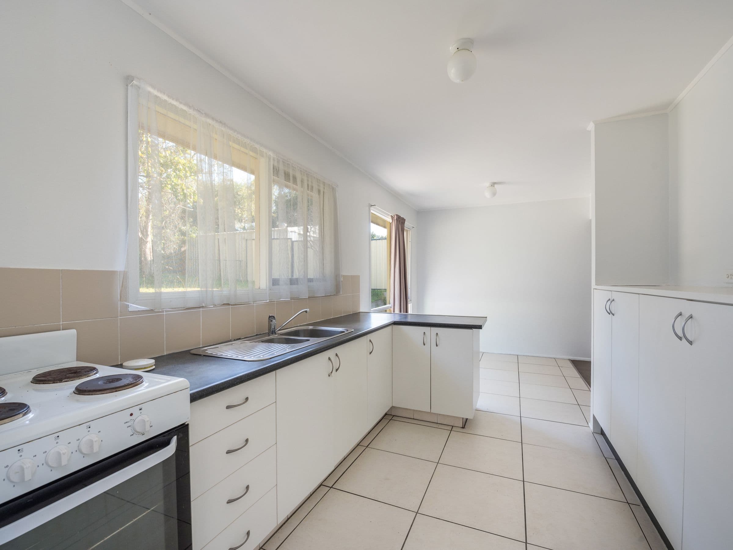 8 Ewinga Street, Kingston QLD 4114, Kingston - Thumbnail 3