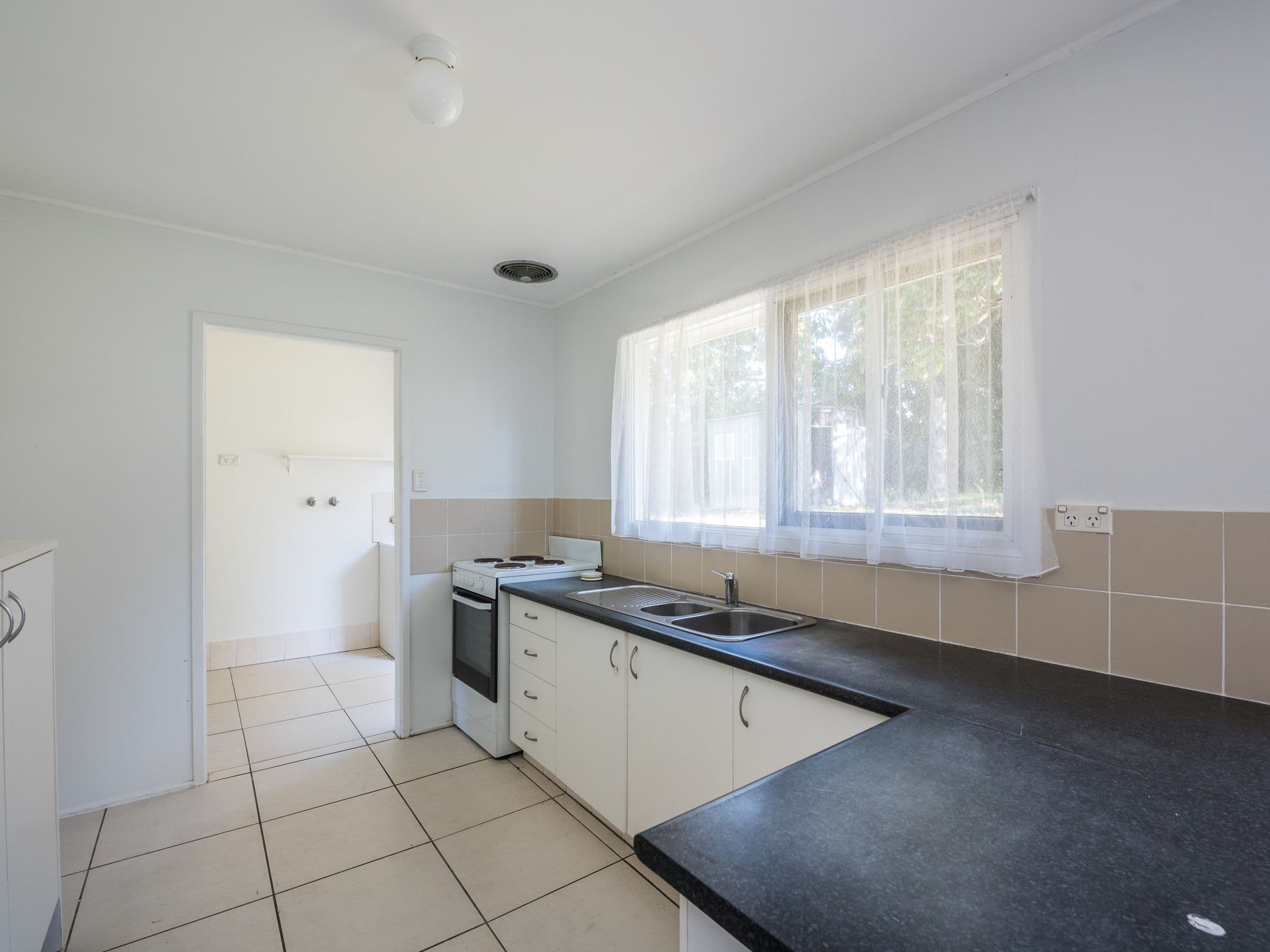 8 Ewinga Street, Kingston QLD 4114, Kingston - Thumbnail 7