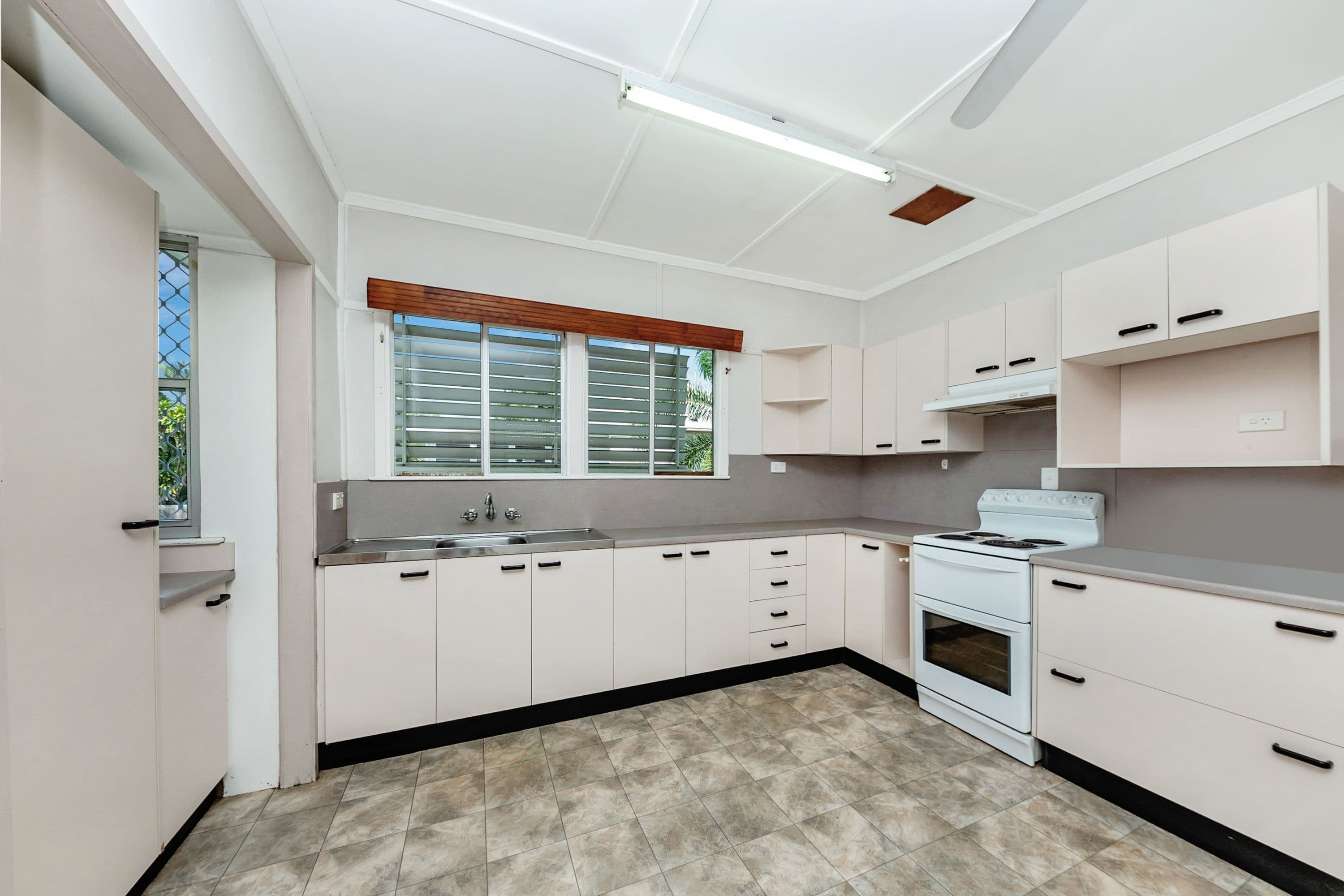 46 Munroe Street, Wulguru QLD 4811, Wulguru - Thumbnail 2
