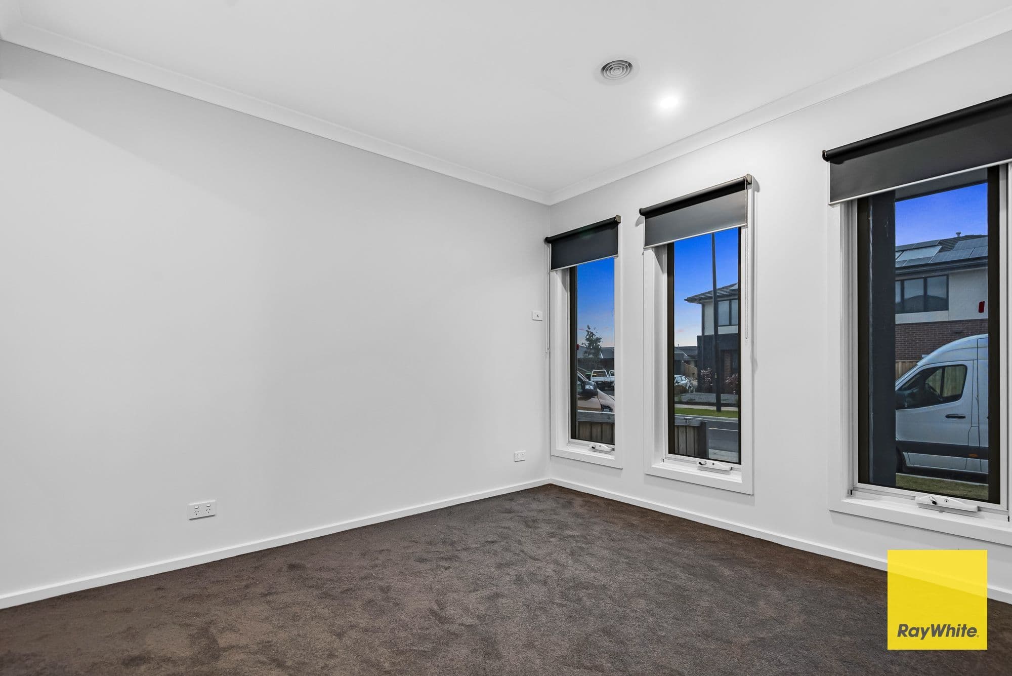 31 Alderley Crescent, DEANSIDE VIC 3336, Deanside - Thumbnail 2