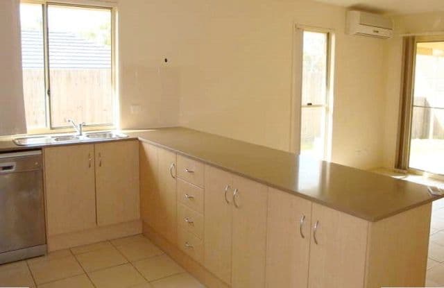 8 Paris Parade, ORMEAU QLD 4208, Ormeau - Thumbnail 4