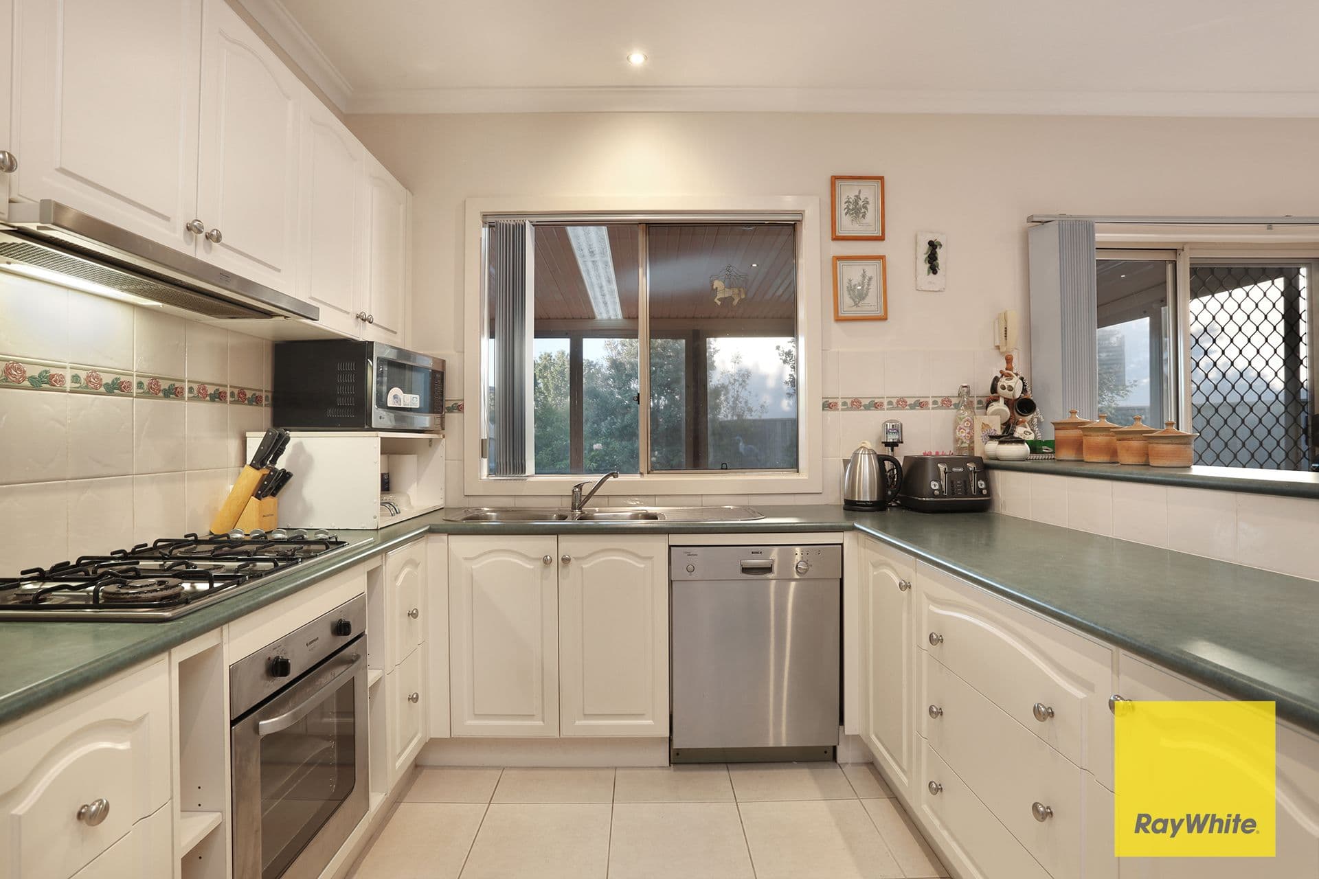 31 Fuchsia Crescent, Point Cook VIC 3030, Point Cook - Thumbnail 4