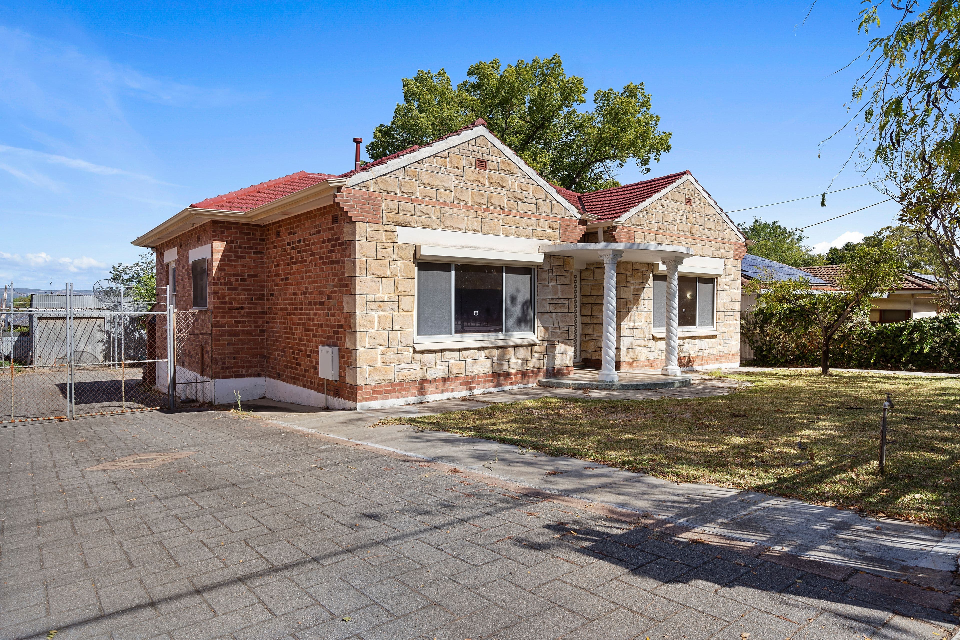 19 Catherine Road, Seabrook - Thumbnail 2