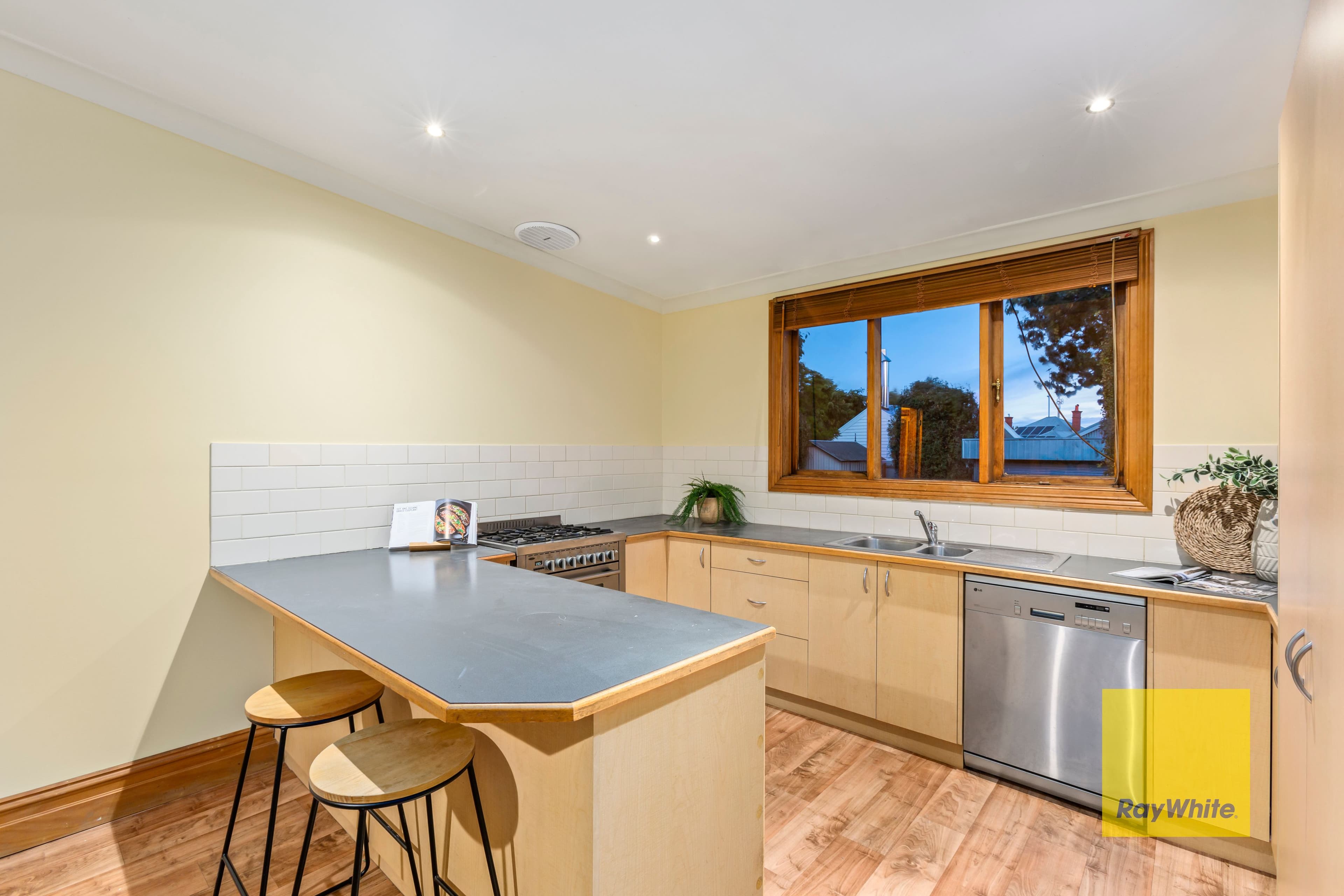 17 Bourke Crescent, Geelong VIC 3220, Geelong - Thumbnail 4
