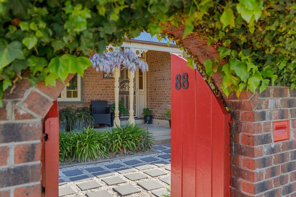 88 Bradley Street, Goulburn NSW 2580, Goulburn - Thumbnail 2