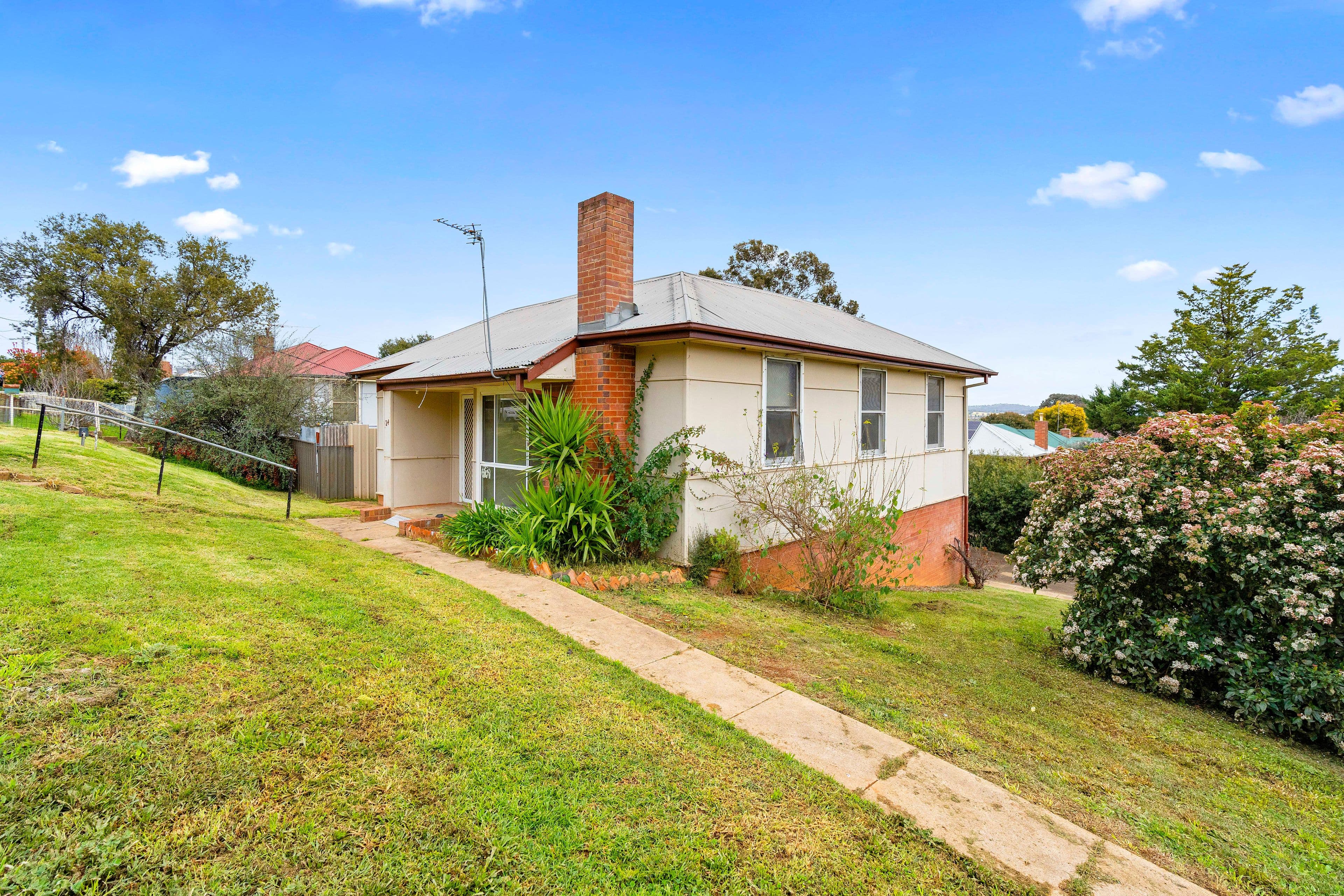 24 Phillip Avenue, Mount Austin NSW 2650, Mount Austin - Thumbnail 2