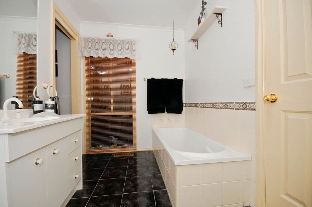 21 EDWARD Road, CHIRNSIDE PARK VIC 3116, Chirnside Park - Thumbnail 8
