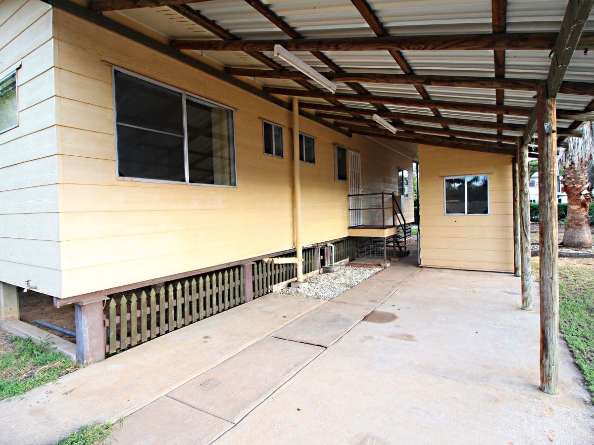 109 Harris Street, Emerald QLD 4720, Emerald - Thumbnail 2