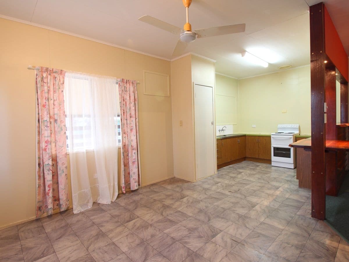109 Harris Street, Emerald QLD 4720, Emerald - Thumbnail 5