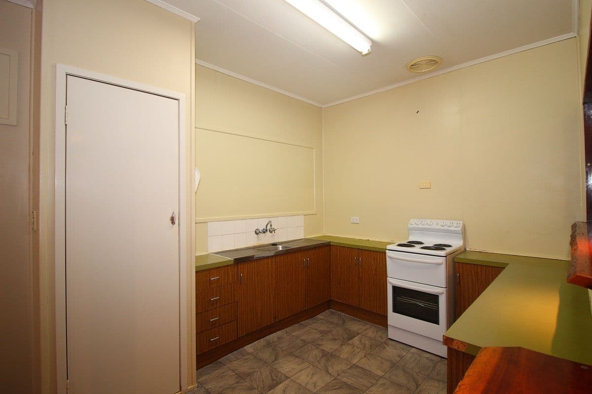 109 Harris Street, Emerald QLD 4720, Emerald - Thumbnail 6