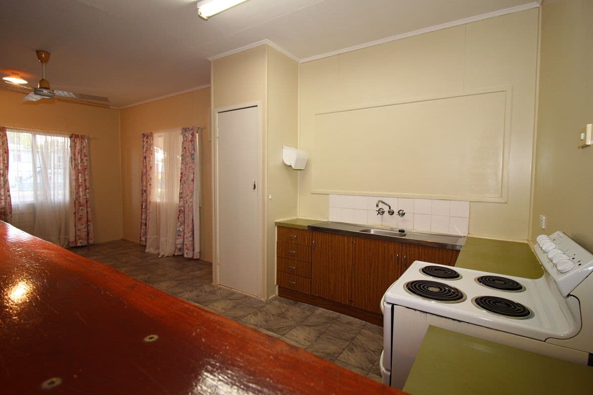 109 Harris Street, Emerald QLD 4720, Emerald - Thumbnail 7
