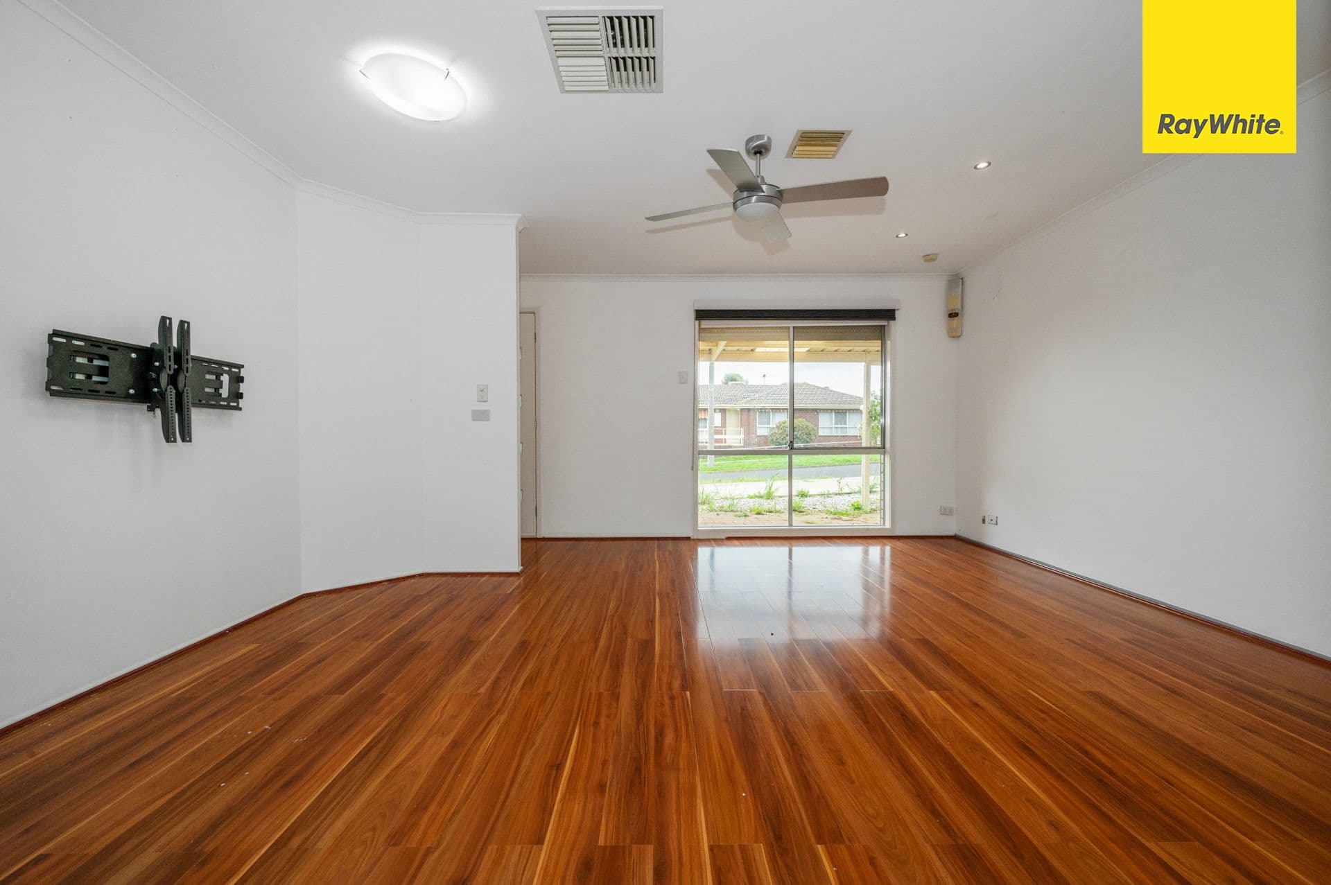 21 Sutherland Avenue, Melton South VIC 3338, Melton South - Thumbnail 3