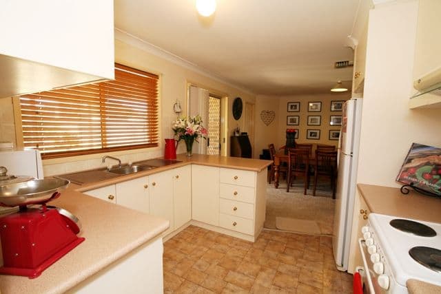 16 Kaldari Crescent, GLENFIELD PARK NSW 2650, Glenfield Park - Thumbnail 6