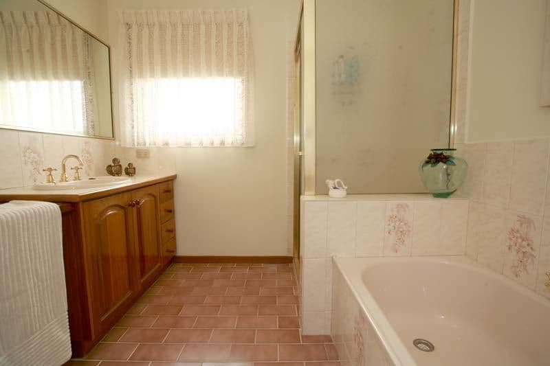 8 Kenross Drive, WHEELERS HILL VIC 3150, Wheelers Hill - Thumbnail 7