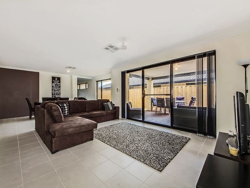 386 Peelwood Parade, HALLS HEAD WA 6210, Halls Head - Thumbnail 2