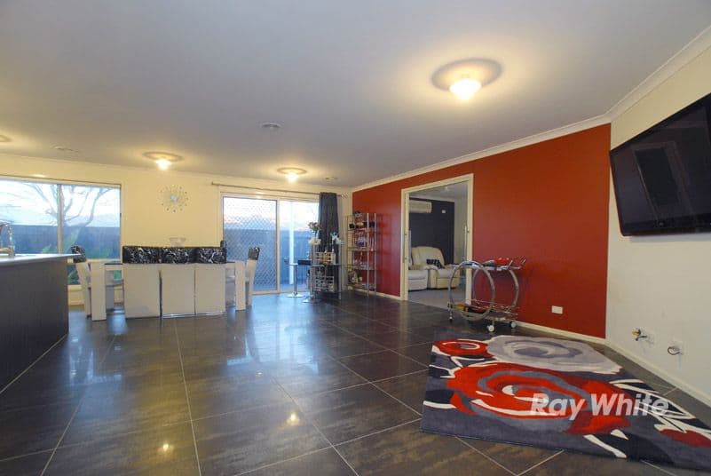 11 Kingdom Drive, CRANBOURNE VIC 3977, Cranbourne - Thumbnail 2