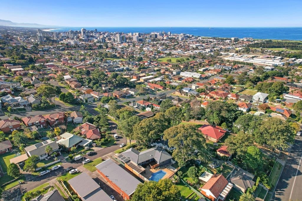 9 Pine Crescent, Coniston - Thumbnail 8