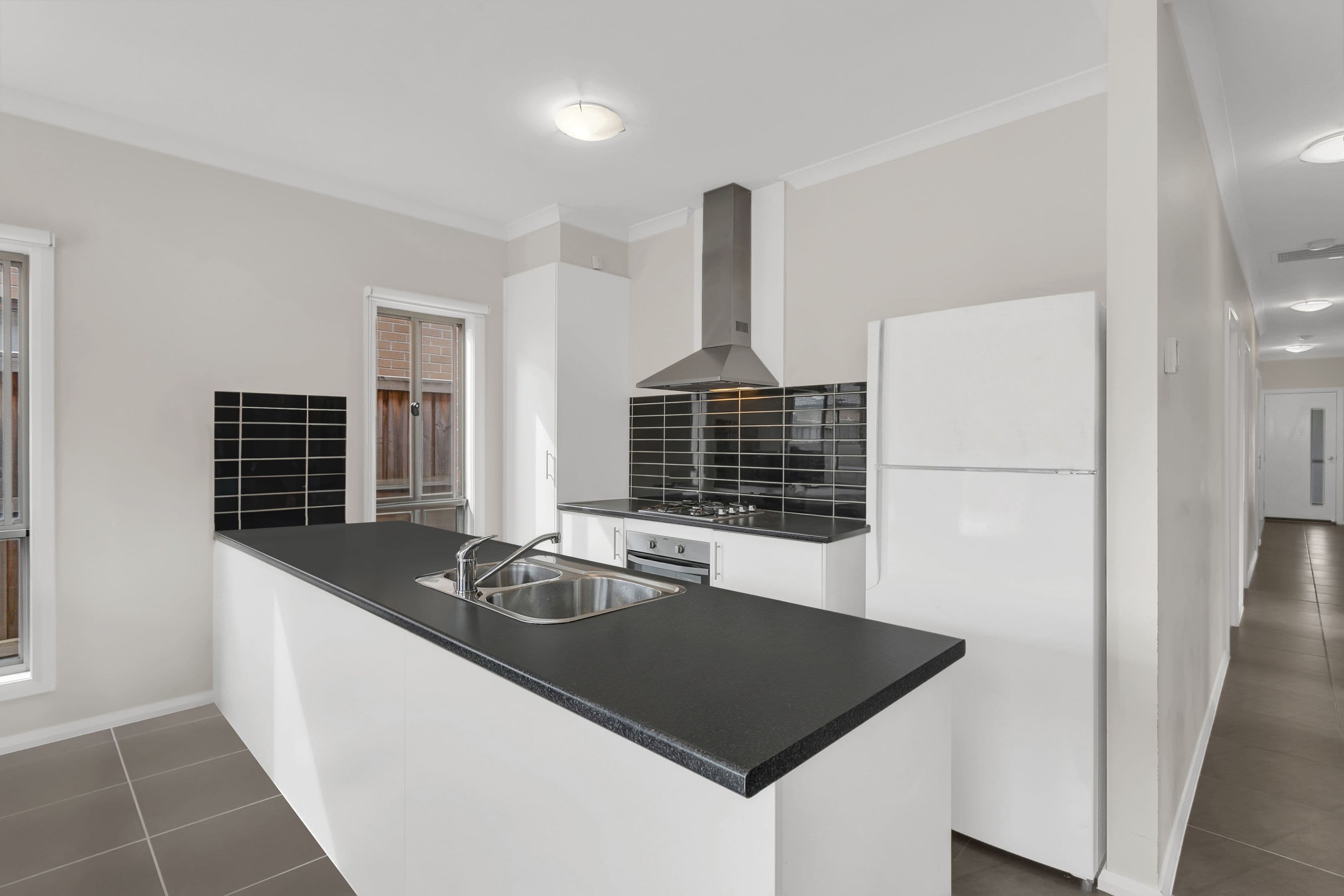 15 Frogmores Street, Pakenham VIC 3810, Pakenham - Thumbnail 2