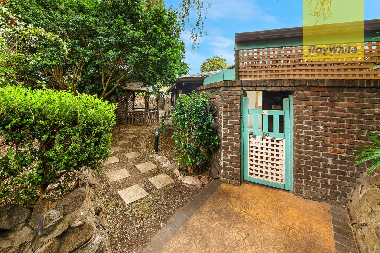 60 Plymouth Crescent, Kings Langley - Thumbnail 2