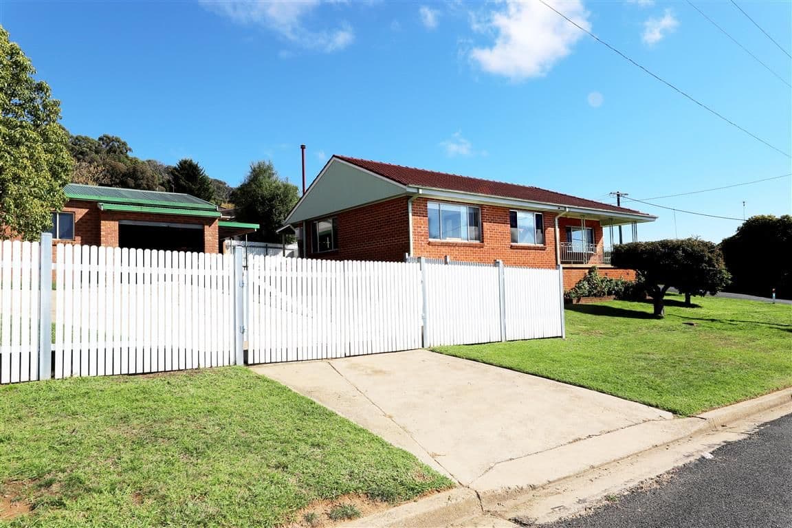 1 Mountain Avenue, Batlow - Image 1