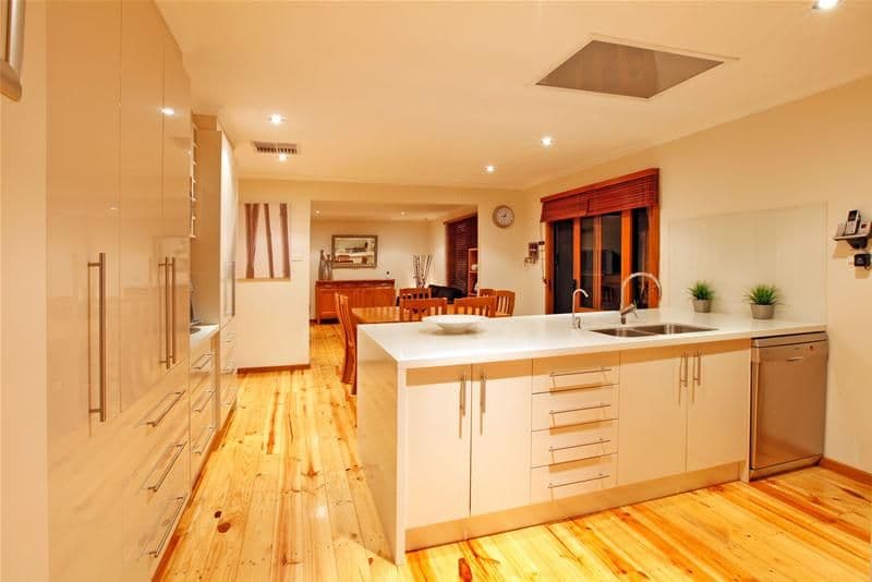 10 Centenary Drive, MILL PARK VIC 3082, Mill Park - Thumbnail 6