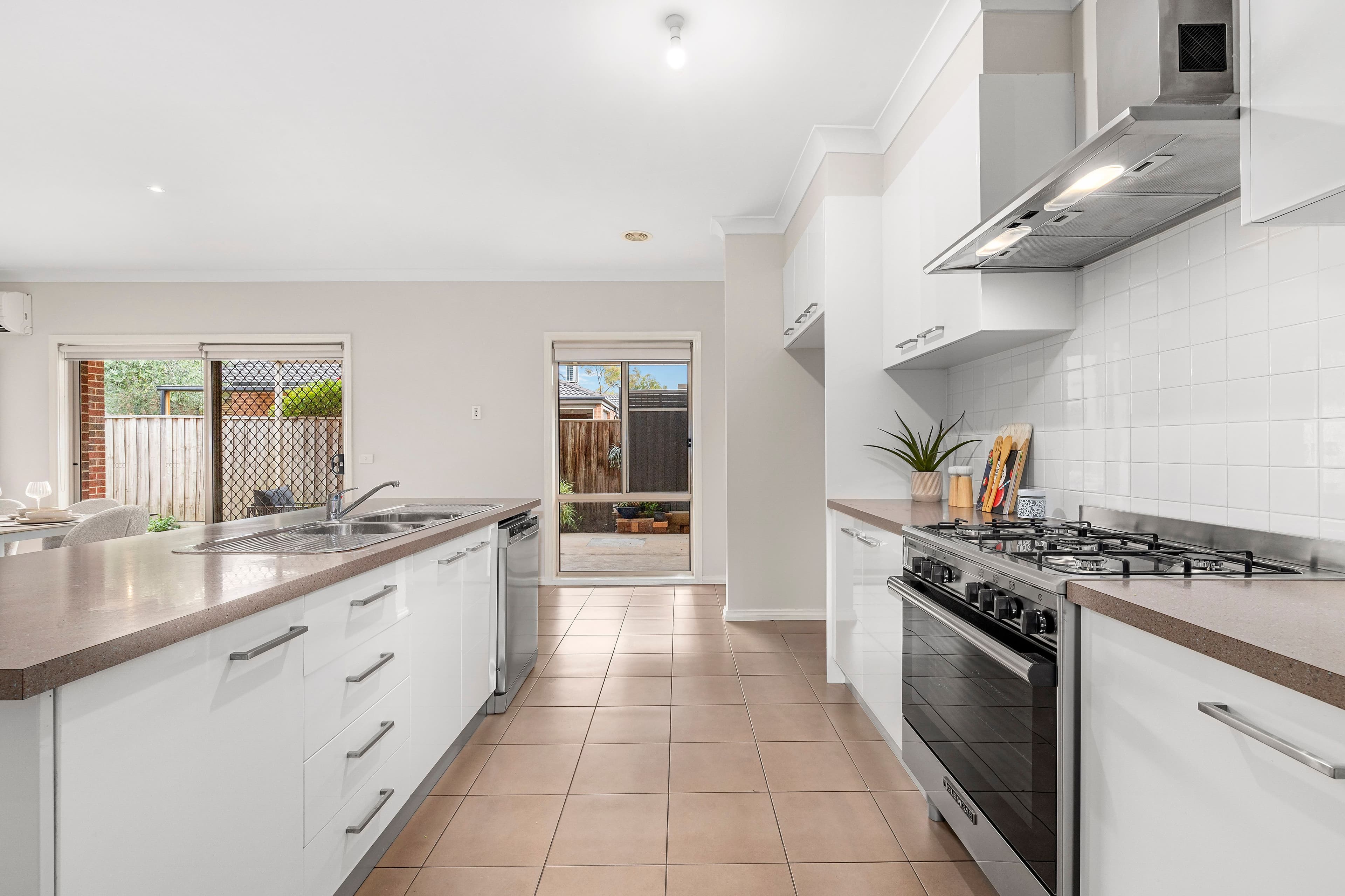 17 Buttress Crescent, South Morang VIC 3752, South Morang - Thumbnail 2
