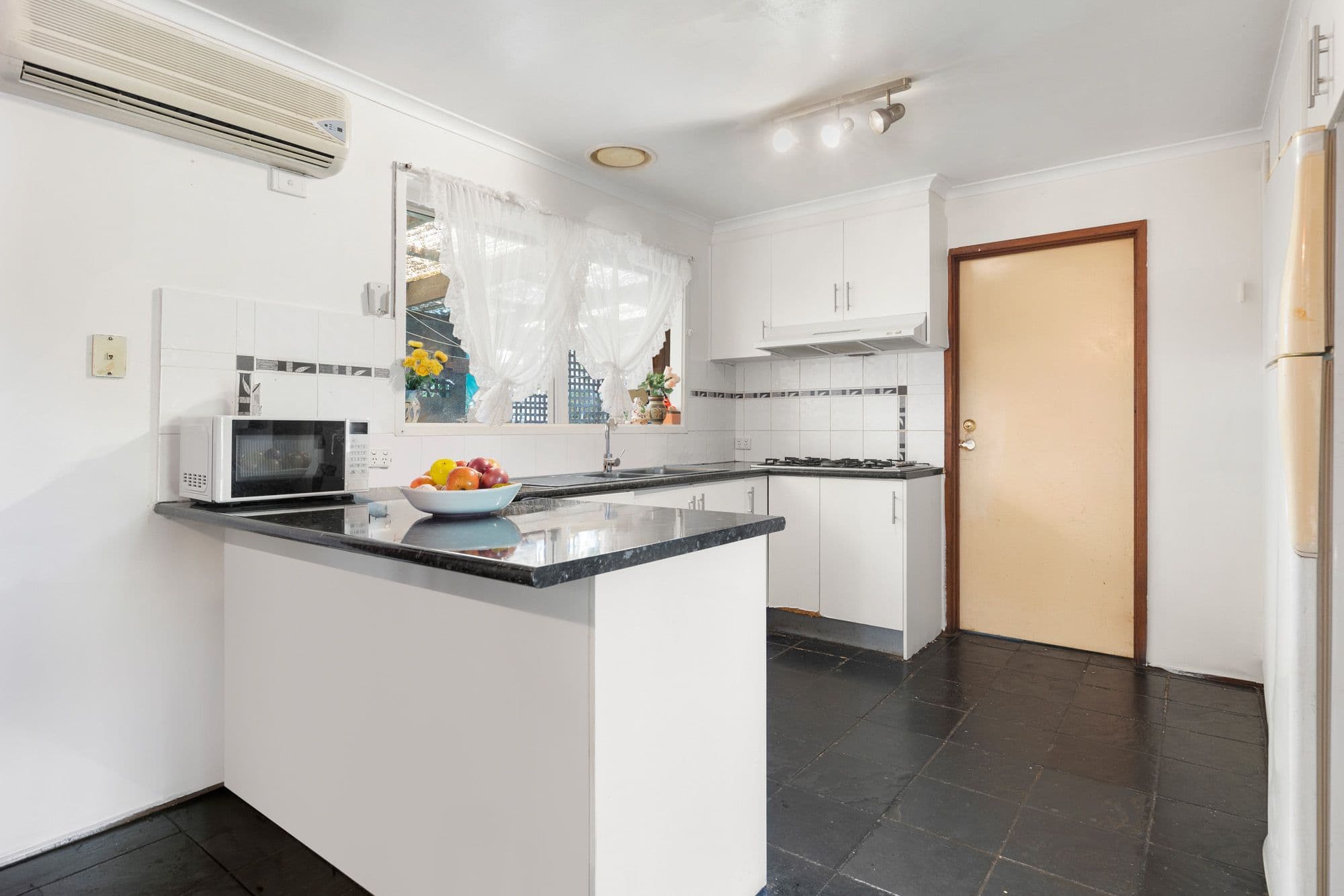 6 Sanderling Street, Werribee VIC 3030, Werribee - Thumbnail 2